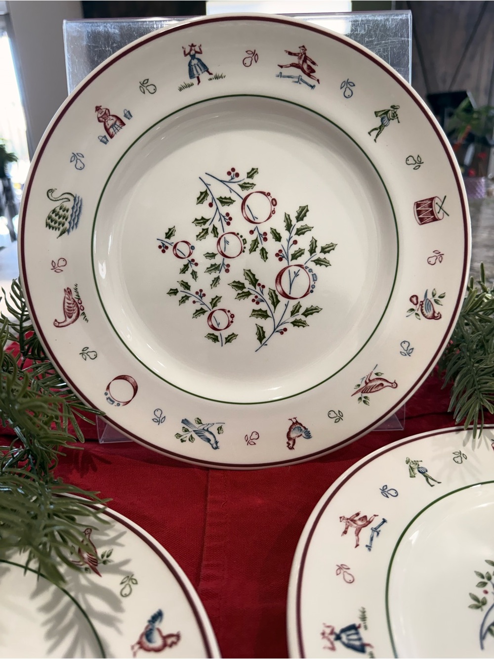Johnson Brothers TWELVE DAYS OF CHRISTMAS porcelain dinner plates. - Picture 4 of 7